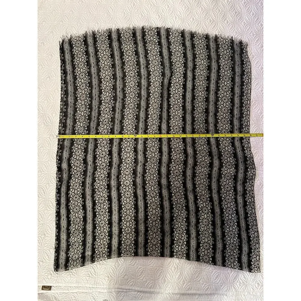 Stylish scarf. lightweight, ￼